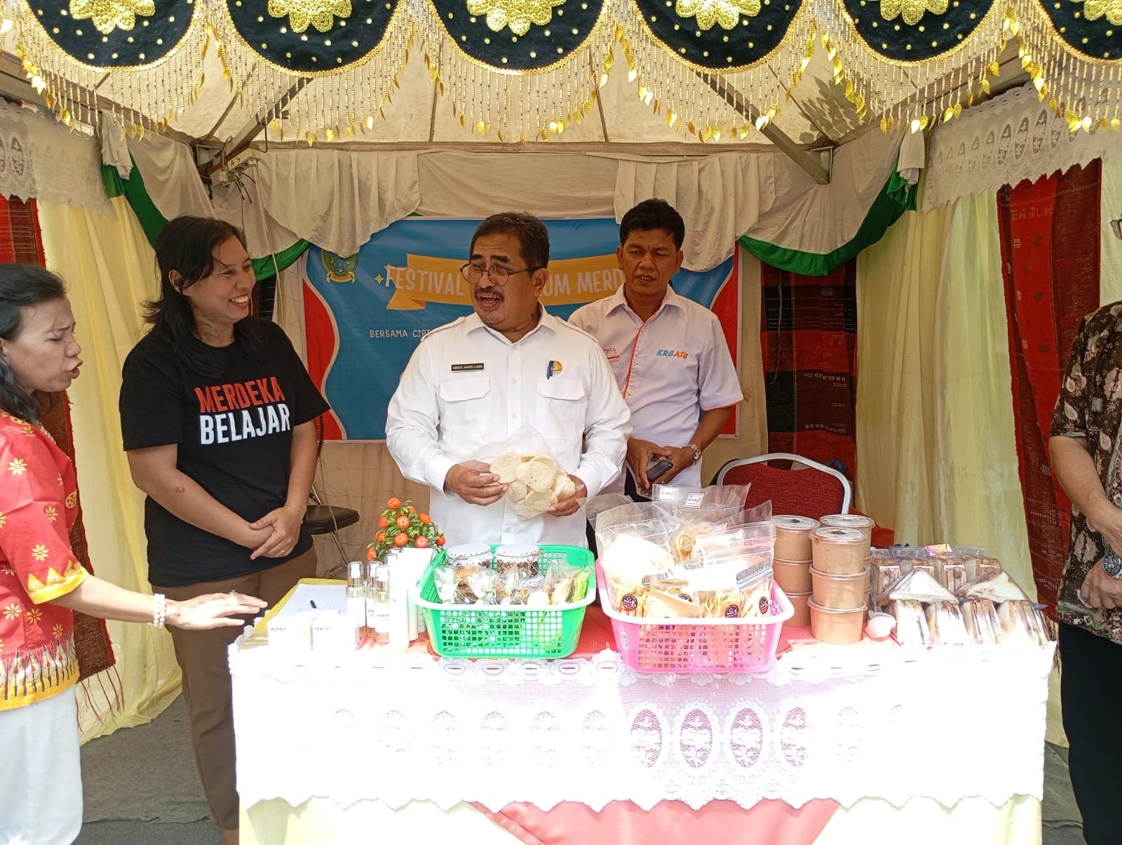 Stand Produk Unggulan SMKN 6 Medan di Festival Kurikukum Merdeka Diapresiasi Kadisdiksu