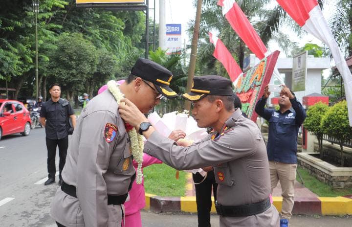 Personel Polres Langkat Sambut Hangat Kedatangan AKBP David Triyo Prasojo di Mapolres