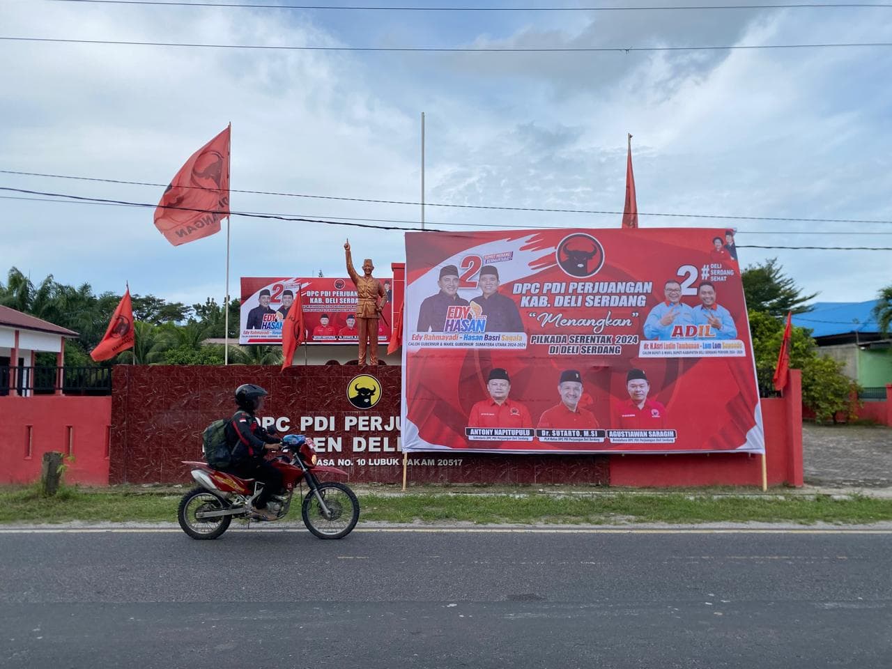 Baliho Asriludin Tambunan yang berpasangan dengan Lom Lom Suwondo Dukung Edy-Hasan Terbentang Di Kantor PDI P Deli Serdang
