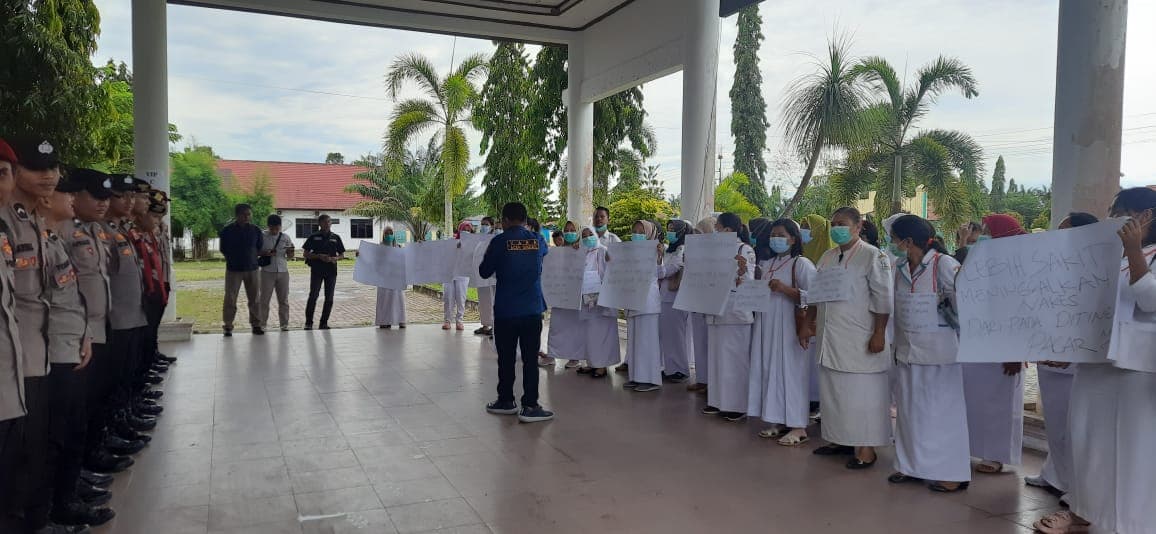 Puluhan Nakes Aceh Singkil Gelar Aksi Unjuk Rasa di Kantor DPRK Aceh Singkil