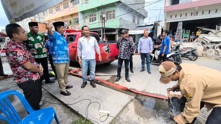 Wujudkan Kota Kuala Tungkal Bebas Genangan, Bupati Tanjabbar Pantau Pembersihan Drainase