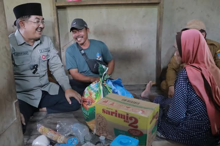 Bupati Tanjabbar Anwar Sadat Berikan Bantuan untuk Nenek Partiyah yang Derita Penyakit Kulit