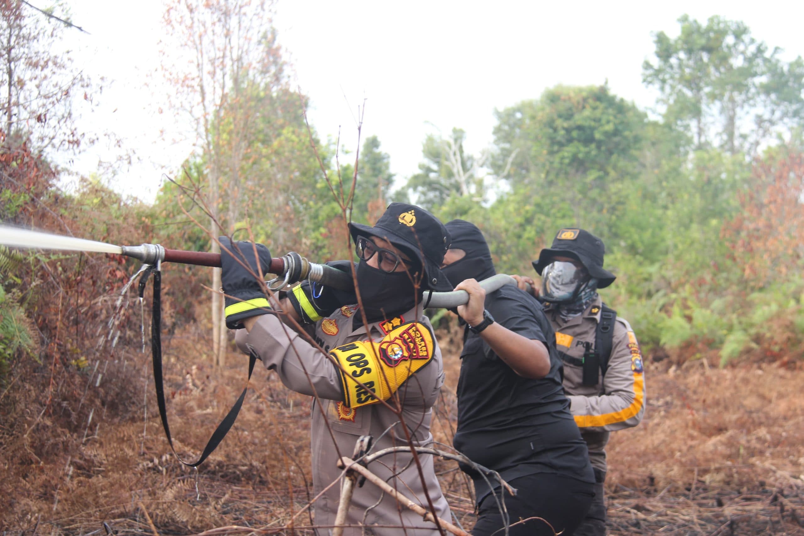 Polres Bengkalis Padamkan Kebakaran Hutan di Desa Sungai Alam