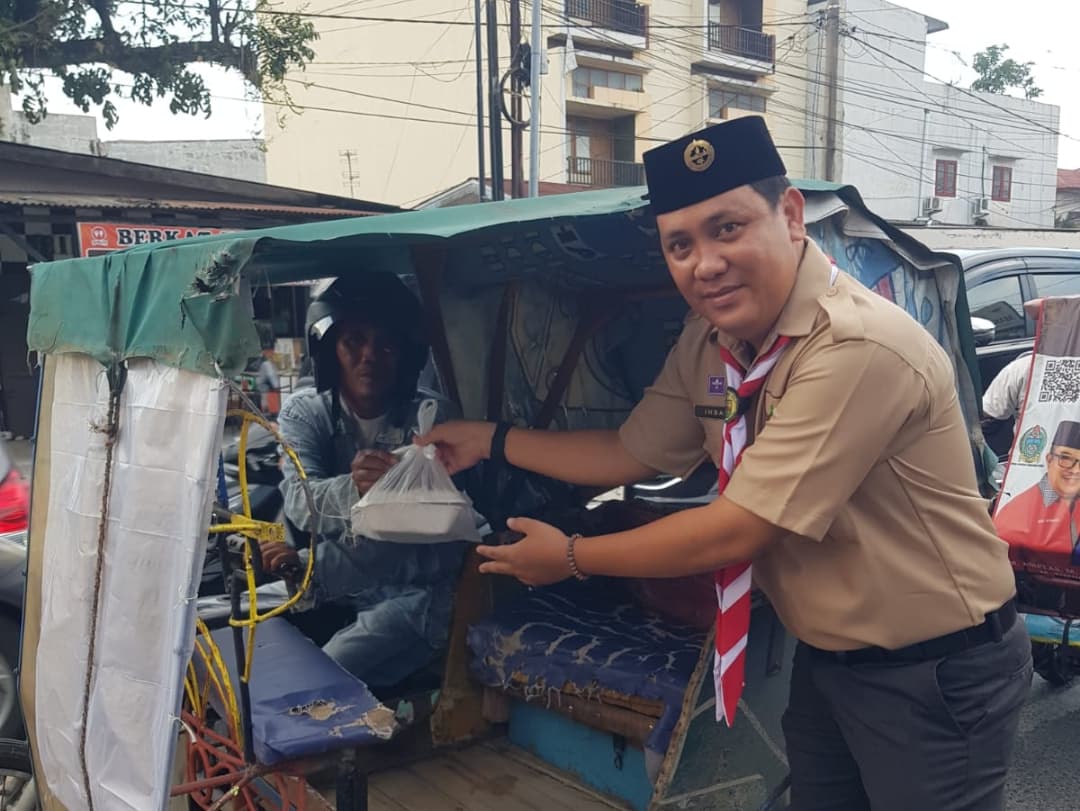 Gugus Depan Kwaran Medan Kota Bagikan Takjil ke Masyarakat