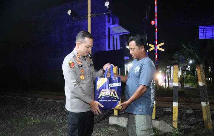 Ramadan Kasih, Sembari Patroli Kapolres Tulungagung Berbagi Sembako
