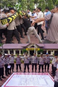 Polres Langkat Gelar Peragaan Dalmas Jelang May Day 2025