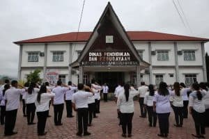 Bupati Taput Pimpin Apel Pagi di Dinas Pendidikan