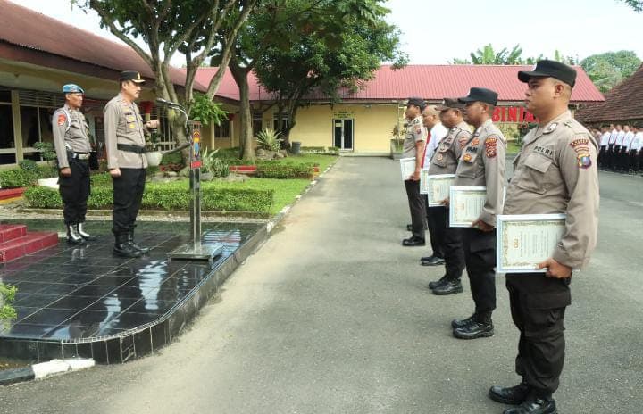 Kapolres Binjai Berikan Reward Terhadap Personil yang Berprestasi