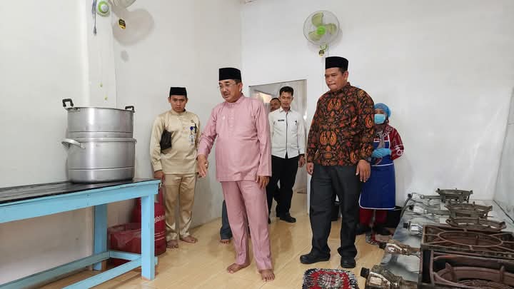Pastikan Kesiapan Program Makan Bergizi Gratis, Bupati Tanjab Barat Tinjau Dapur SPPG Yayasan Prabu Center 08