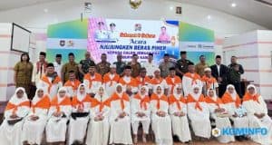 Wabup Karo Njujungken Beras Piher kepada Calon Jemaah Haji Tahun 1446 H/2025 M