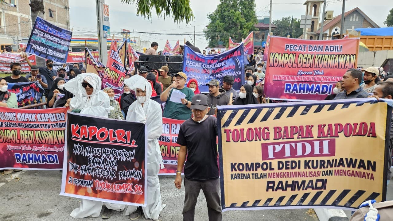 Geruduk Polda Sumut,Ratusan Warga Tanjungbalai Serukan Pecat Kompol DK
