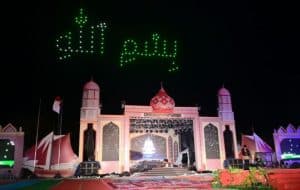 Langit Bengkalis disemarakkan oleh atraksi cahaya drone saat malam pembukaan MTQ ke-43 Tingkat Provinsi Riau, Sabtu (28/6/25).