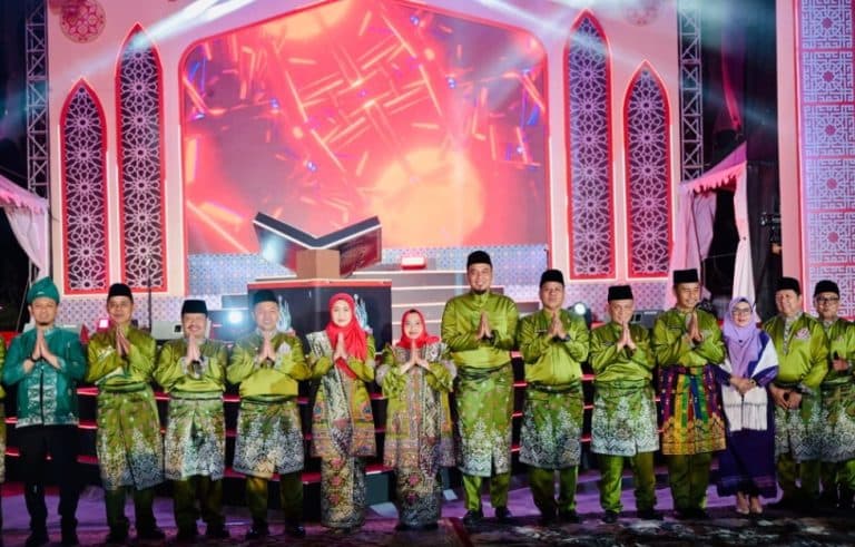 Bupati Bengkalis Kasmarni, dan Wakil Bupati Bengkalis Bagus Santoso berfoto bersama pada malam pembukaan MTQ ke-43 Tingkat Provinsi Riau di Bengkalis, Sabtu (28/6/25).
