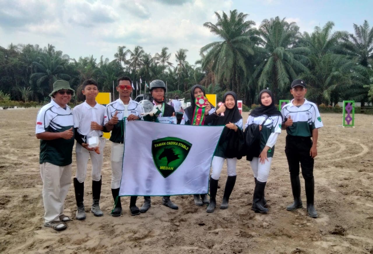 ‎Rider Taman Cadika Stable Medan Juara 1 Kelas SJ 30-50 cm Open ‎