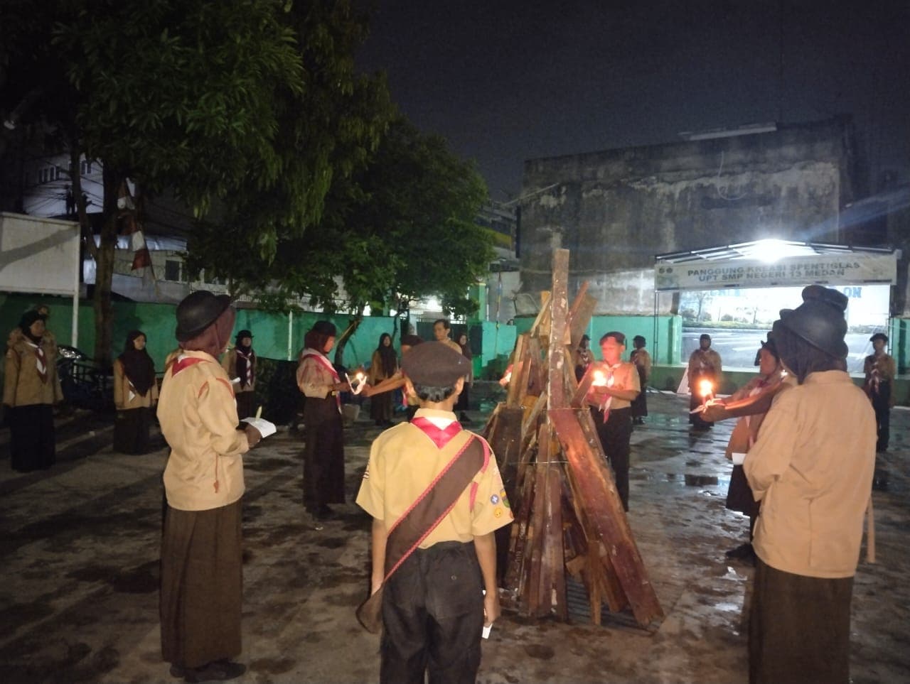 ‎SMPN 13 Laksanakan Persami di Lapangan Sekolah
