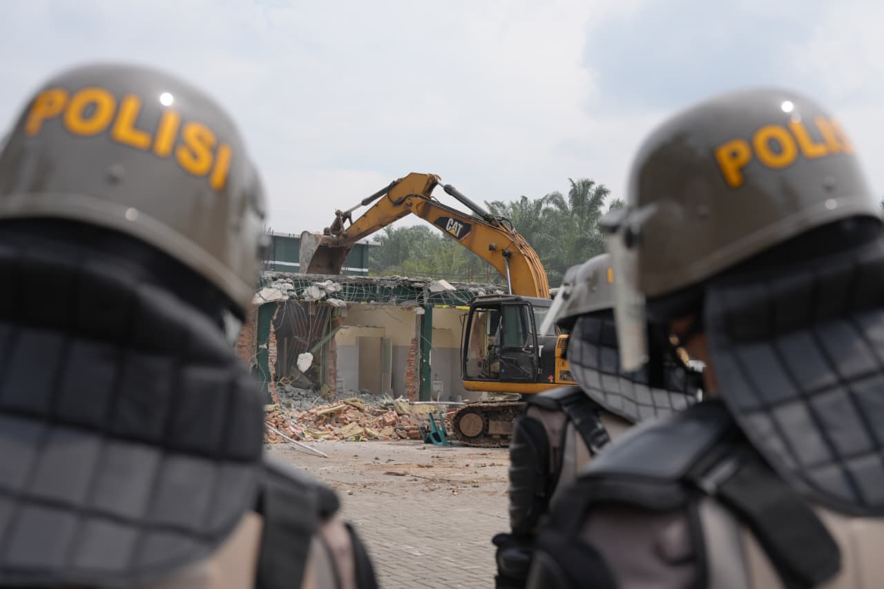 Tim gabungan Polda Sumut, Kodam I/BB dan Pemprov Sumut Rubuhkan THM Marcopolo