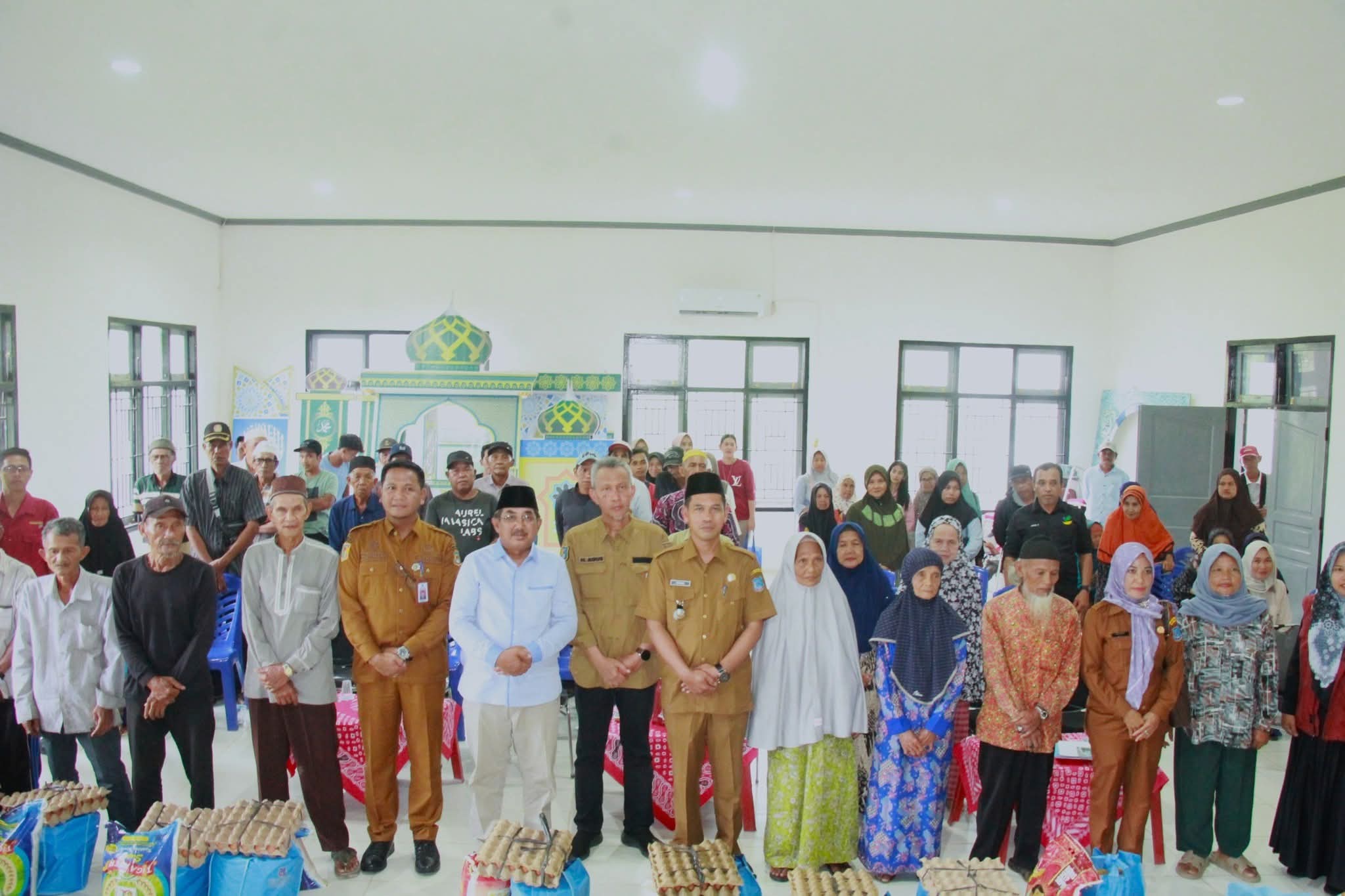 Bupati Anwar Sadat Serahkan Bantuan Sandang dan Sembako Kepada Lansia dan Penyandang Disabilitas