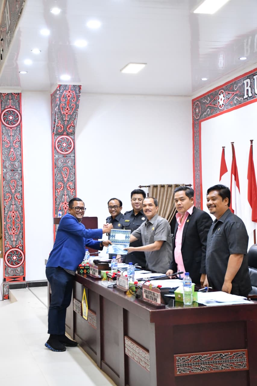 Disetujui 5 Fraksi,Bupati Samosir dan DPRD Tetapkan Ranperda P-APBD 2025 Jadi Perda