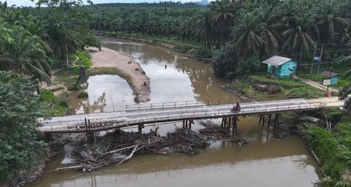 PalmCo Perbaiki Jembatan Sungai Sosa, Penghubung Vital 13 Desa di Palas