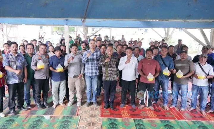 Bupati Karo Serahkan Bantuan Perangkap dan Atraktan Hama Lalat Buah Jeruk kepada Kelompok Tani di Liang Melas Datas