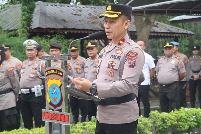 Kapolres Binjai Pimpin Upacara Kenaikan Pangkat Pengabdian dan Pelepasan Personil Purnabakti Dengan Tradisi Kepolisian