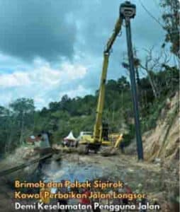 Brimob dan Polsek Sipirok Kawal Perbaikan Jalan Longsor Demi Keselamatan Pengguna Jalan