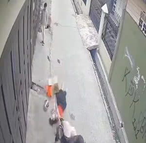 Terekam CCTV, Perampok Rampas Tas dan Seret Wanita di Medan Timur