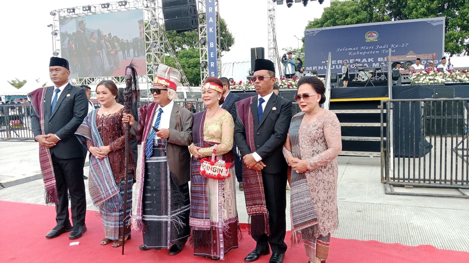 Mantan Bupati Kasmin Simanjuntak Terima Penghargaan Adat “Bulang-Bulang” pada HUT ke-27 Kabupaten Toba