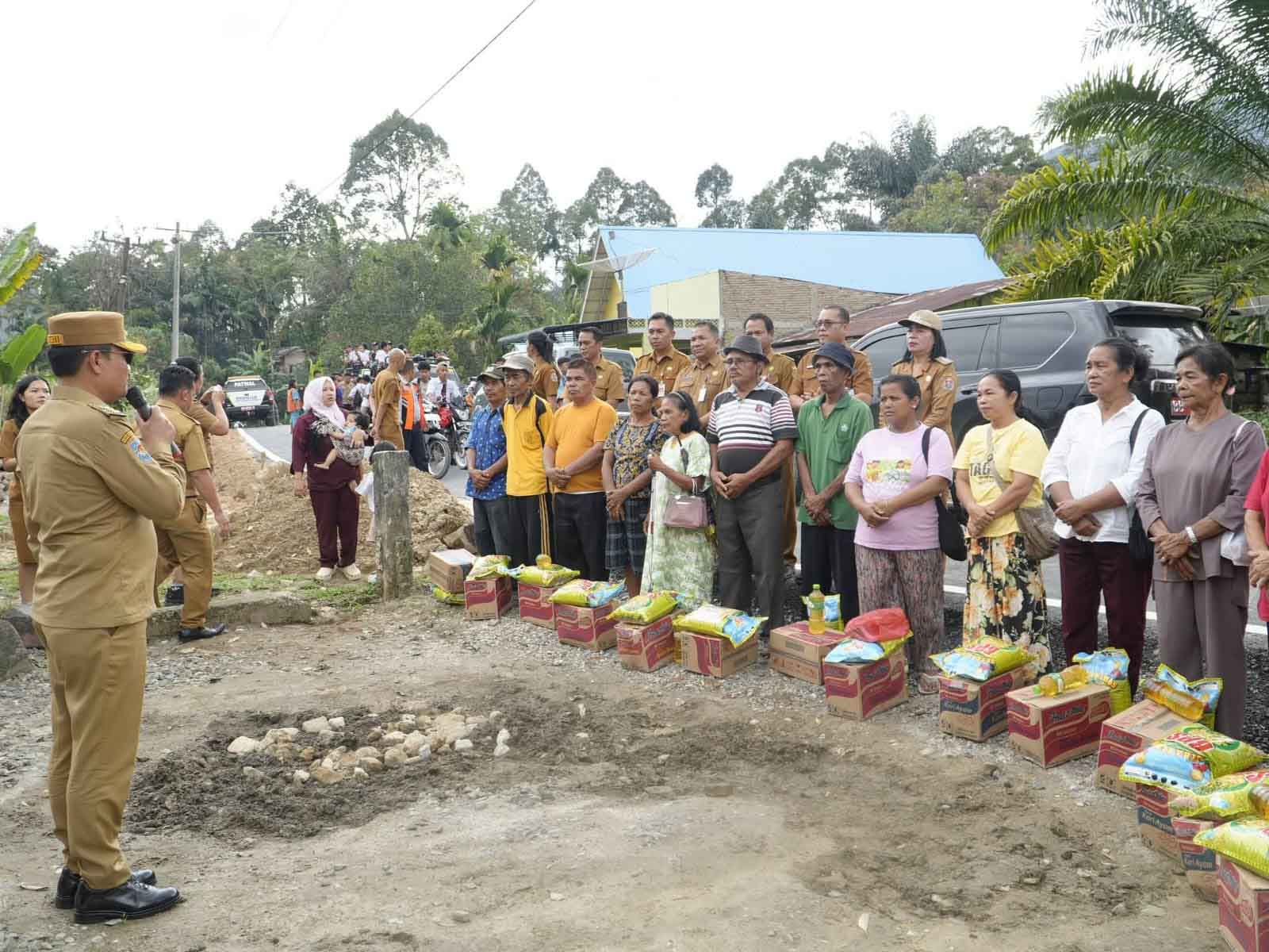 Peduli Korban Bencana, Bupati Humbahas Serahkan Bantuan Sembako di Tarabintang
