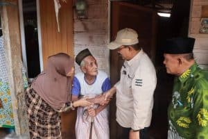 Sentuh Langsung Warga, Bupati Tanjab Barat Tinjau Program Bedah Rumah BAZNAS di Dua Kelurahan