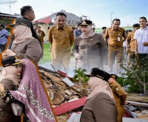 Bupati Bengkalis Serahkan Bantuan untuk Korban Puting Beliung di Desa Api-Api