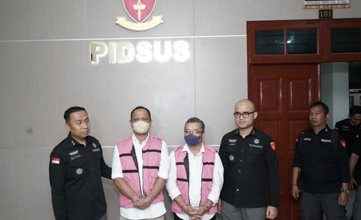 Eks pejabat BPN Askani (rompi pink kiri) dan Abdul Rohim Lubis saat ditahan petugas Pidsus Kejatisu.(Foto: Ist/Aktual Online)