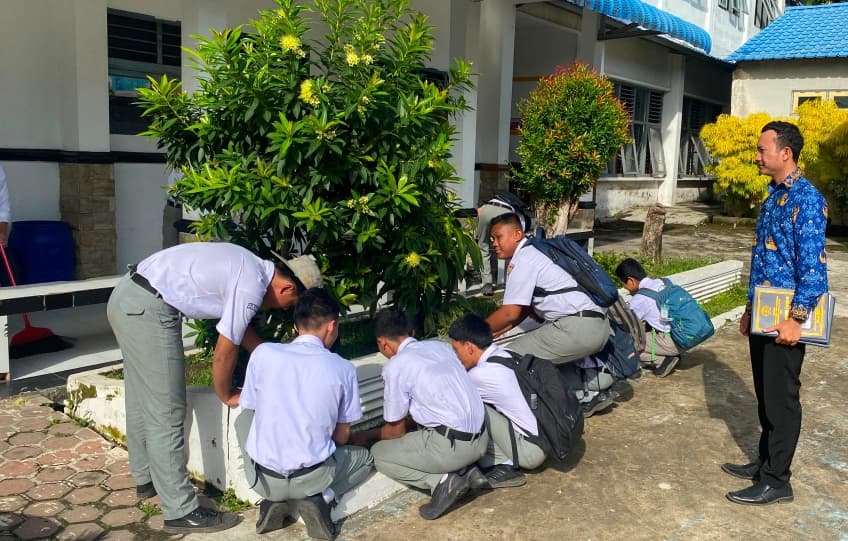 Siswa SMKN 2 Medan sedang gotong royong membersihkan lingkungan sekolah.(Foto: Marlan Pasaribu/Aktual Online)