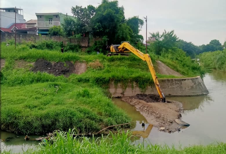 Sebuah ekskavator sedangan mengeruk endapan tanah di sisi hilir kanal Marindal, Selasa (23/6/2026) sore. (Foto: Togi Manurung/Aktual Online)