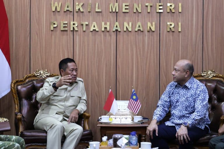 Wakil Menteri Pertahanan Republik Indonesia Donny Ermawan berbincang dengan Deputy Secretary General (Policy) Kementerian Pertahanan Malaysia, H.E. Datuk Mohd Yani bin Daud. (Foto: Ist/Aktual Online)