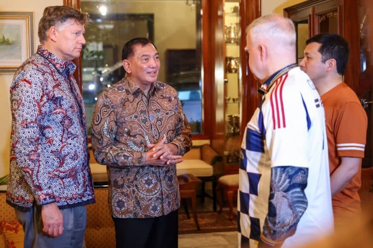 Menhan Sjafrie Sjamsoeddin (dua dari kiri) berbincang dengan ‎Duta Besar Amerika Serikat untuk Indonesia Peter M. Haymond (kaos putih). (Foto: Ist/Aktual Online)