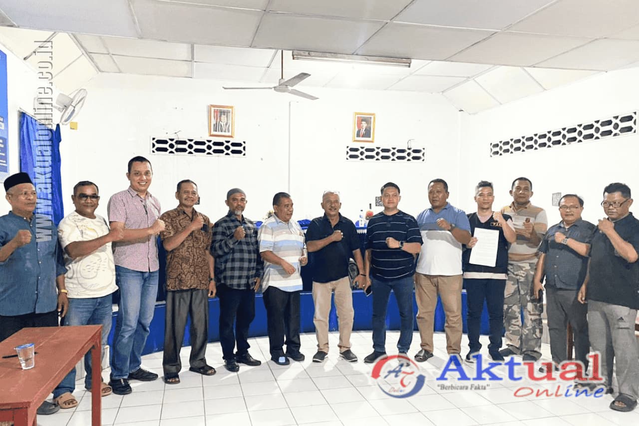 Cakades Sigara-gara Kecamatan Patumbak foto bersama usai penghitungan suara dengan hasil memenangkan M.Eftah Zailani. (Foto: Ist/Aktual Online)