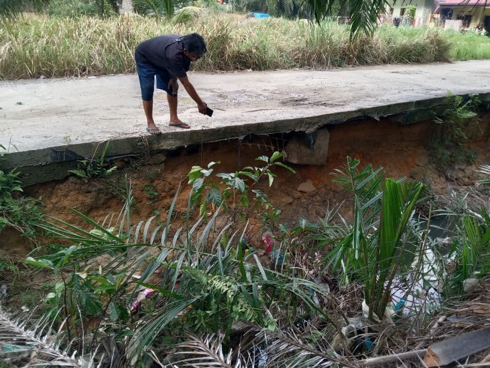 Dinas PUTR Rohil Gerak Cepat Cegah Abarasi di Jalan Astra