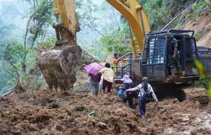 Akses Tarutung-Sibolga Tertutup Longsor, Berhasil Dibuka Satgas Yonzipur 1/DD Kodam I/BB dan Instansi Lainnya