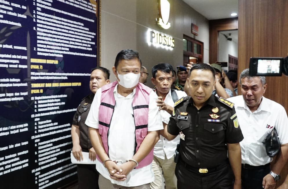 Eks Dirut PT. NDP Iman Subakti (rompi pink) saat digiring petugas Pidsus Kejatisu.(Foto: Ist/Aktual Online)