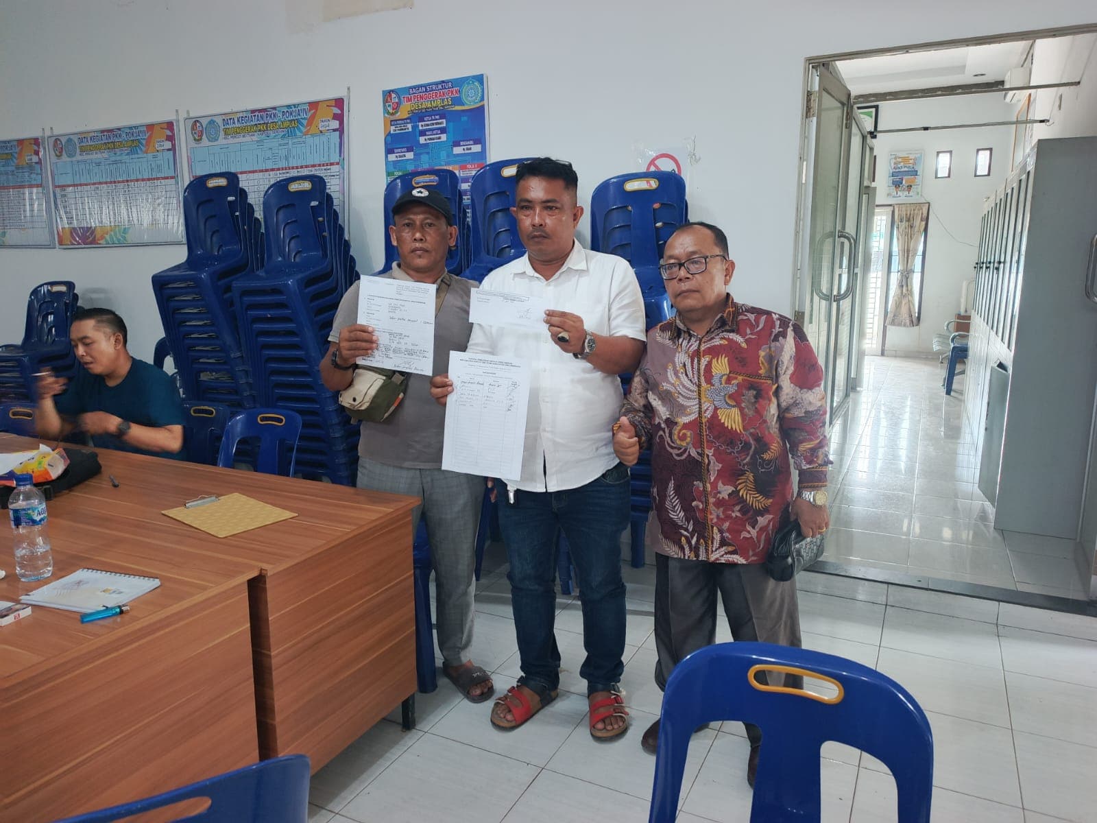 Warga saat membuat laporan dugaan kecurangan Cakades Amplas Kecamatan Percut Seituan. (Foto: Ist/Aktual Online)