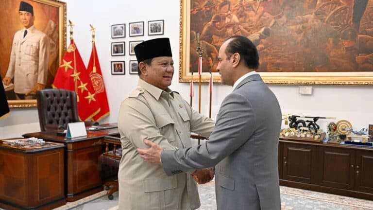 Presiden Republik Indonesia Prabowo Subianto dan Wakil Perdana Menteri sekaligus Menteri Urusan Pertahanan Qatar Sheikh Saoud bin Abdulrahman bin Hassan bin Ali Al Thani saat di Istana Negara. (Foto: Ist/Aktual Online)