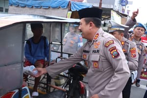 Kapolres Binjai Berbagi Takjil Kepada Pengguna Jalan
