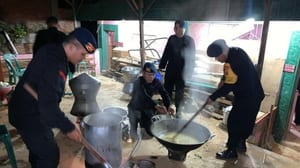 Brimob Polda Sumut Dirikan Posko dan Dapur Lapangan Pasca Banjir Bandang di Padang Sidempuan