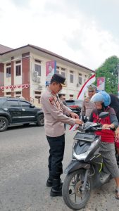 Sambut HUT RI Ke-80, Kapolres Binjai Bagikan Bendera Merah Putih