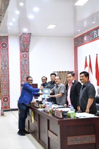 Disetujui 5 Fraksi,Bupati Samosir dan DPRD Tetapkan Ranperda P-APBD 2025 Jadi Perda
