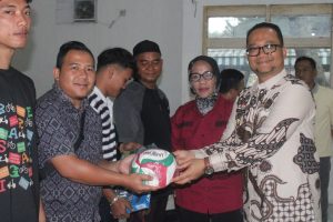 Pemko Tanjungbalai Serahkan Hibah Peralatan Olah Raga Kesejumlah Klub Voli, Sekolah dan Kelompok Masyarakat