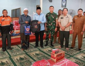Bupati Anwar Sadat Tinjau Lokasi Kebakaran Asrama Pesantren Al Baqiyatus Shalihat, Serahkan Bantuan ke 40 Korban