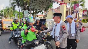 Team Pelayanan Polisi Sorban Putih Berbagi Takjil
