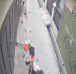 Terekam CCTV, Perampok Rampas Tas dan Seret Wanita di Medan Timur
